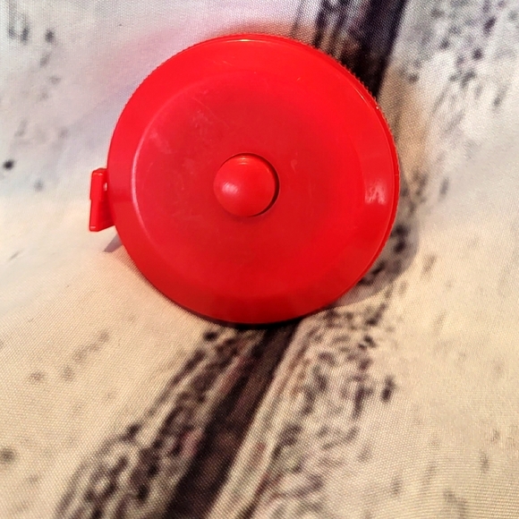 1 New Retractable Measuring Tape - Picture 3 of 8